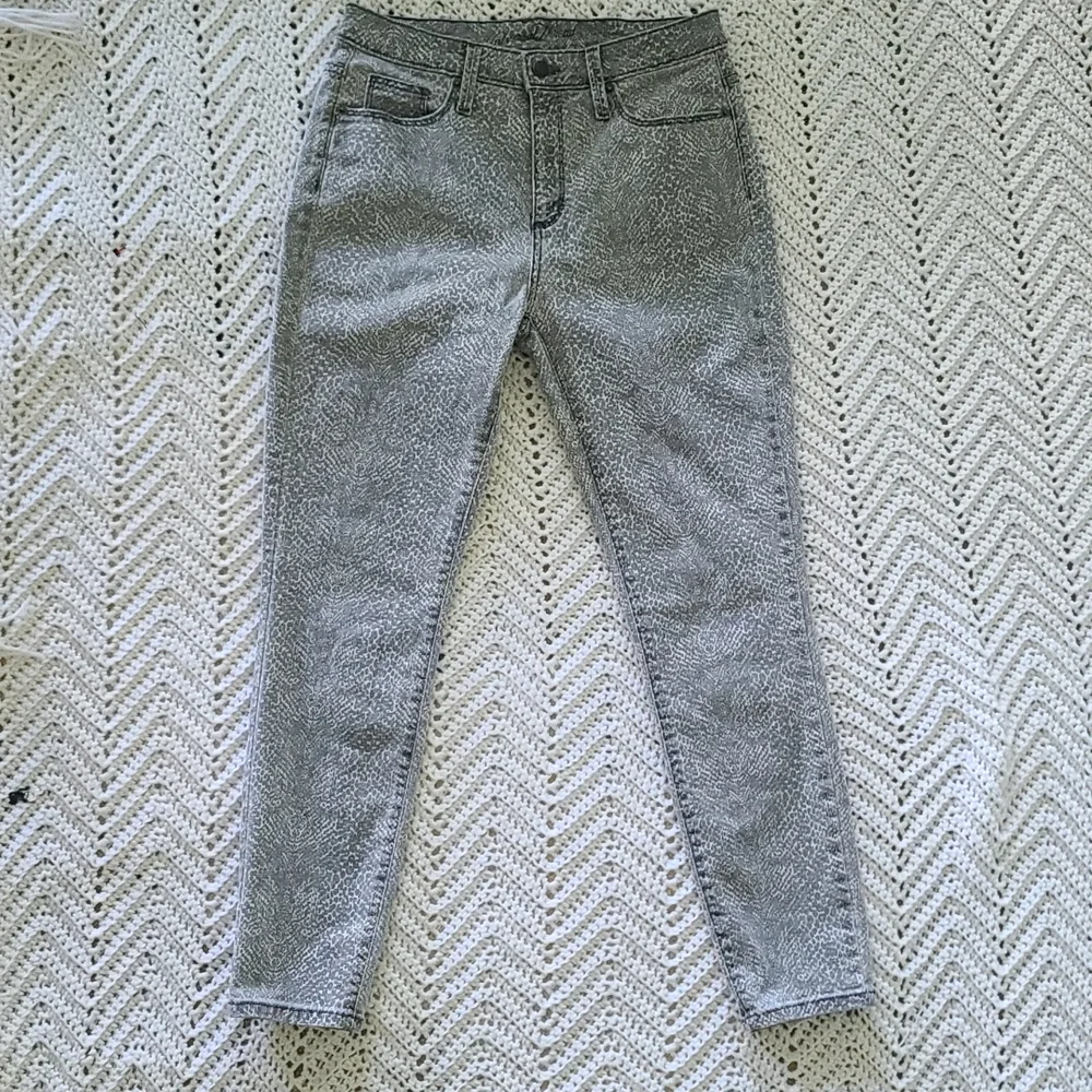 Gray reptile print pants universal thread size 8